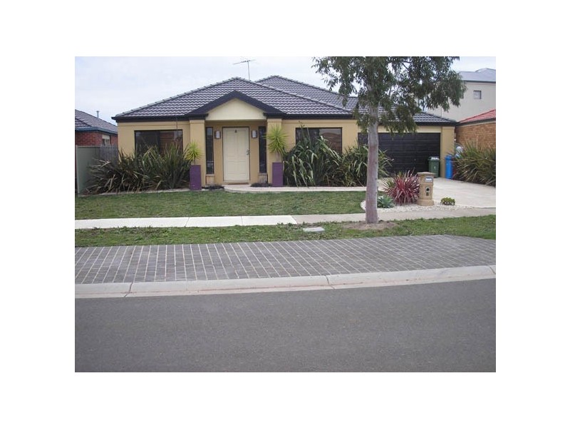 8 Scotsdale Drive, Cranbourne East VIC 3977