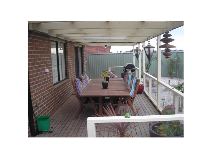 8 Scotsdale Drive, Cranbourne East VIC 3977