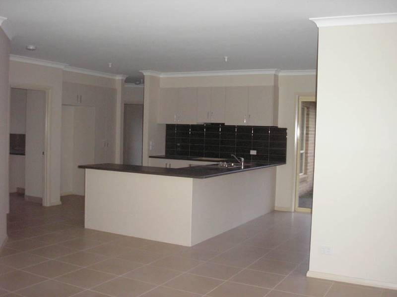 2/8 Bowen Street, Cranbourne VIC 3977