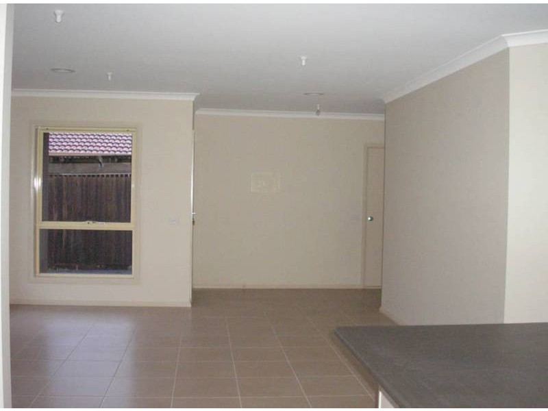 2/8 Bowen Street, Cranbourne VIC 3977