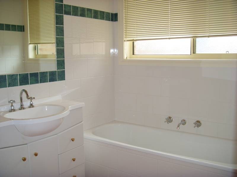 2/6 Lawson Close, Cranbourne VIC 3977