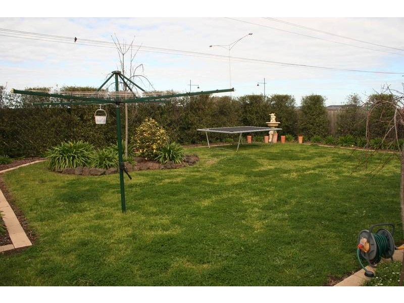 2 Jenny Court, Cranbourne North VIC 3977