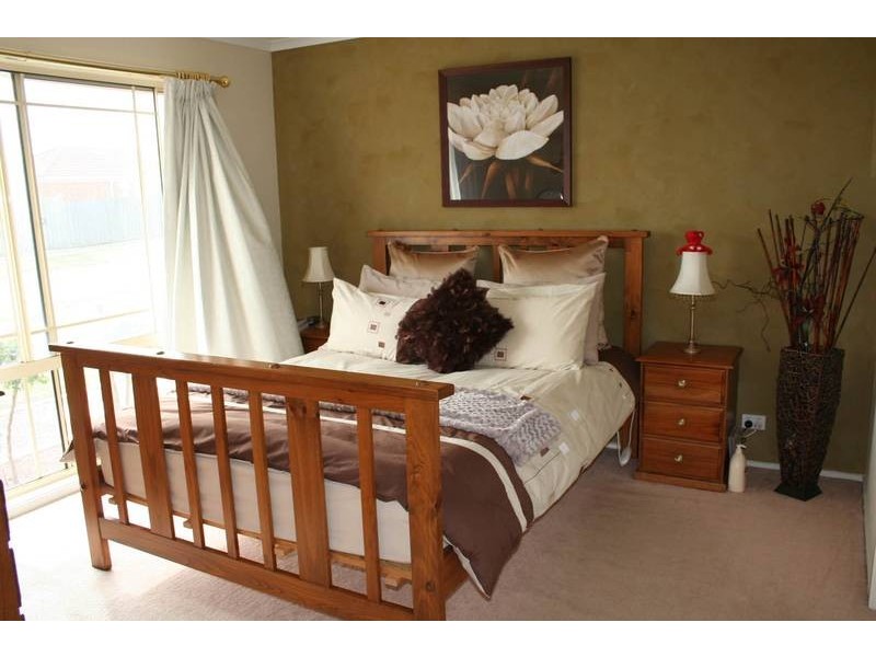 2 Jenny Court, Cranbourne North VIC 3977