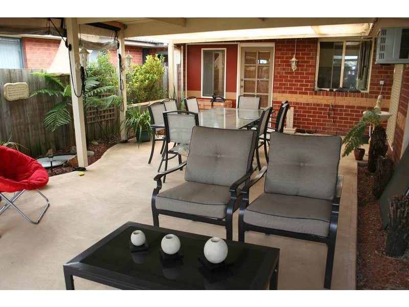 2 Jenny Court, Cranbourne North VIC 3977