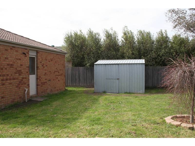 21 Linda Drive, Cranbourne West VIC 3977