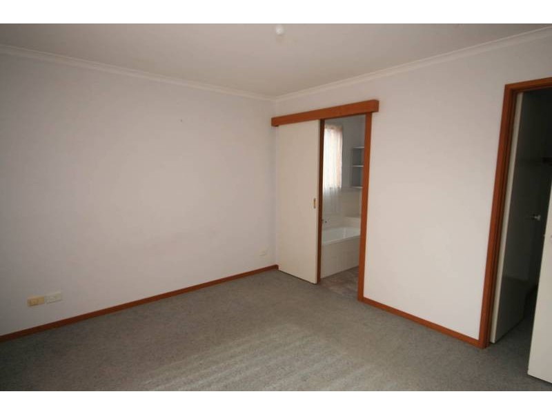 21 Linda Drive, Cranbourne West VIC 3977