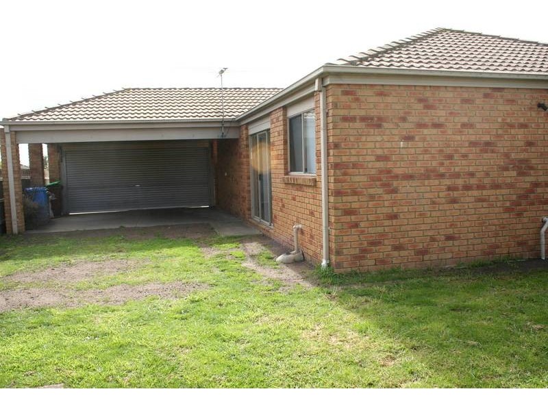 21 Linda Drive, Cranbourne West VIC 3977