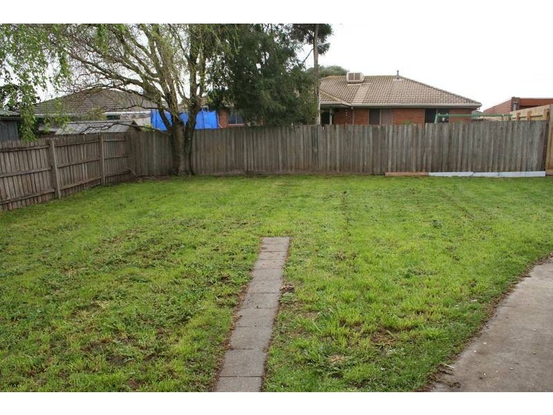 2 South Charles Court, Cranbourne VIC 3977