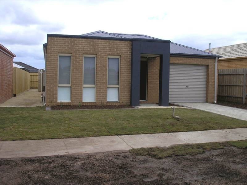 35 Calais Court, Cranbourne North VIC 3977