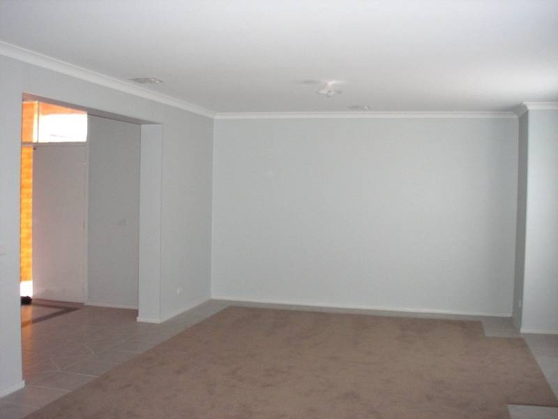 9 Hilda Way, Cranbourne VIC 3977