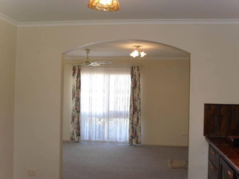 1B Elaine Court, Cranbourne VIC 3977