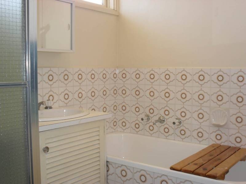 1B Elaine Court, Cranbourne VIC 3977