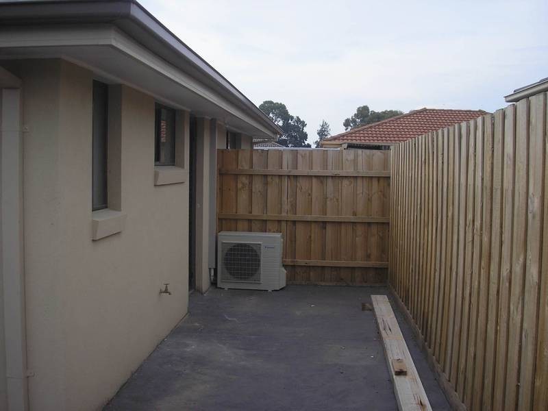 1/8 Bowen Street, Cranbourne VIC 3977