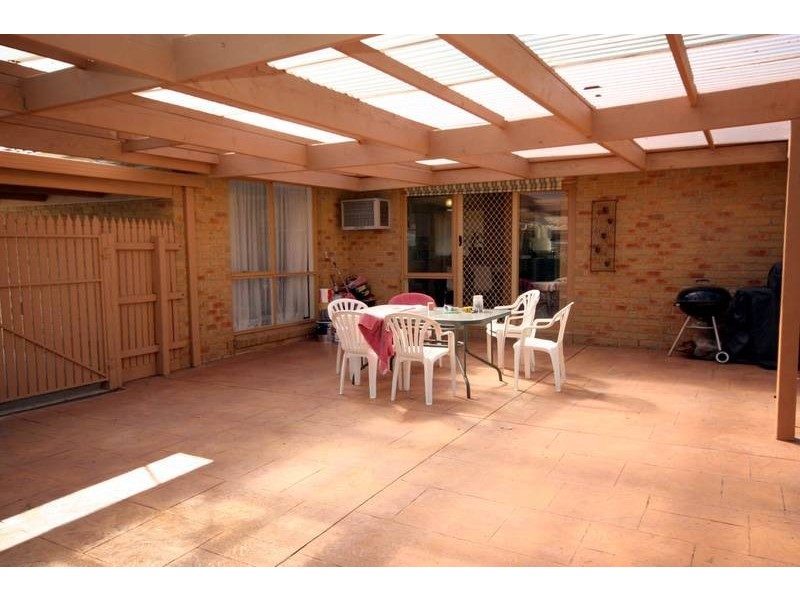 33 Willora Crescent, Cranbourne VIC 3977