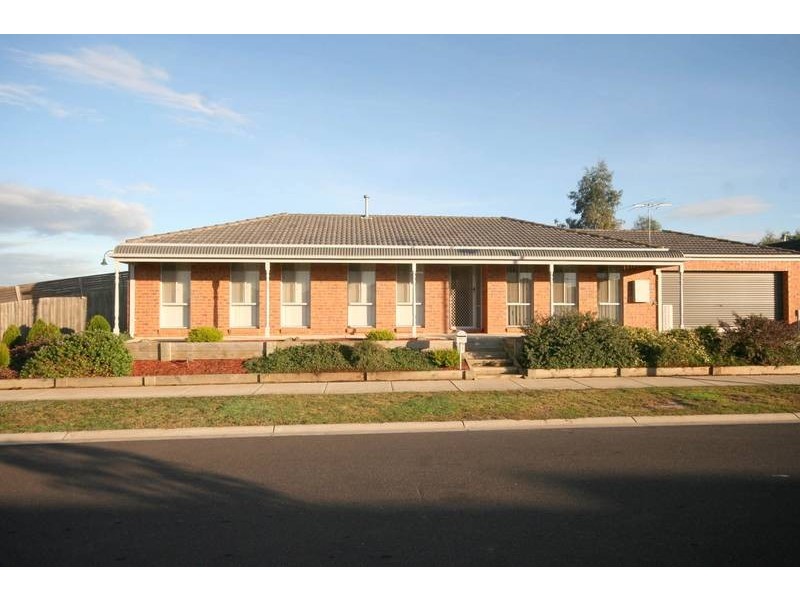 1 Roebourne Mews, Cranbourne East VIC 3977