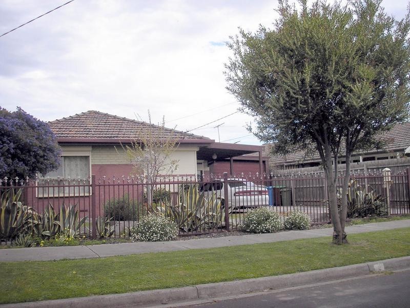 32 Campbell Parade, Cranbourne VIC 3977