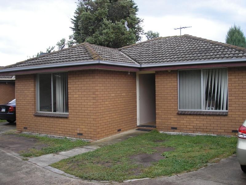 2/4 Walter Street, Cranbourne VIC 3977