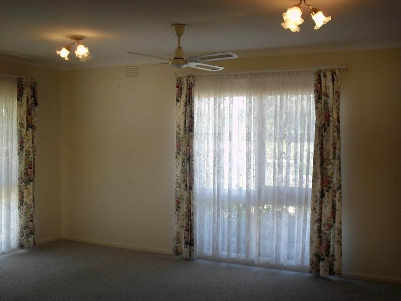 1B Elaine Court, Cranbourne VIC 3977