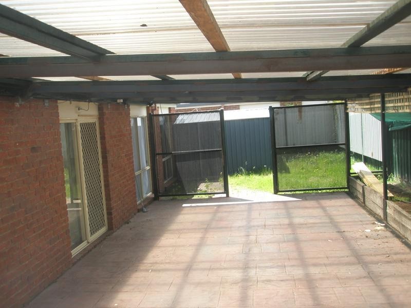 1 Emoh Close, Cranbourne VIC 3977