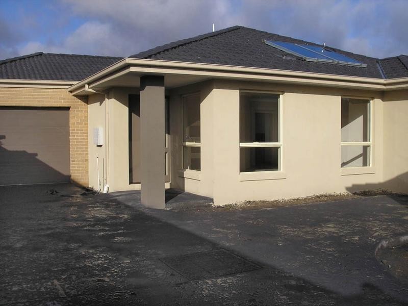 2/8 Bowen Street, Cranbourne VIC 3977