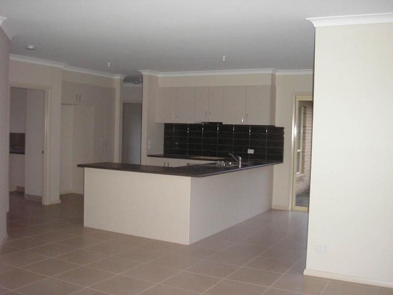 2/8 Bowen Street, Cranbourne VIC 3977