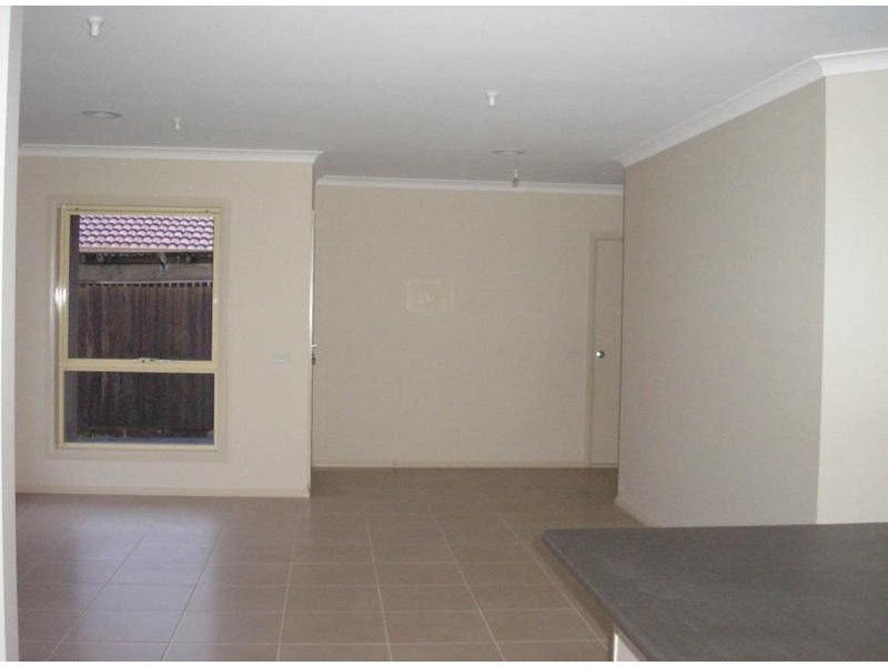 2/8 Bowen Street, Cranbourne VIC 3977