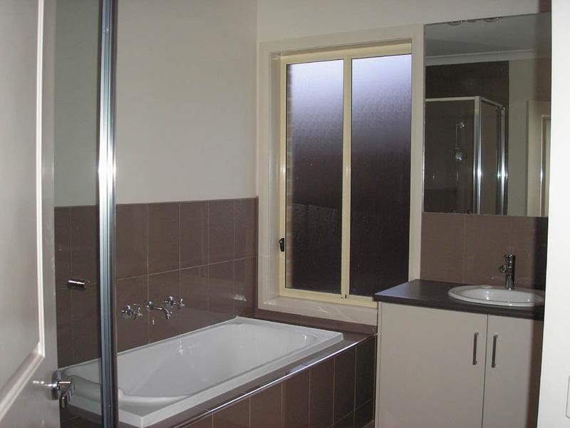 2/8 Bowen Street, Cranbourne VIC 3977