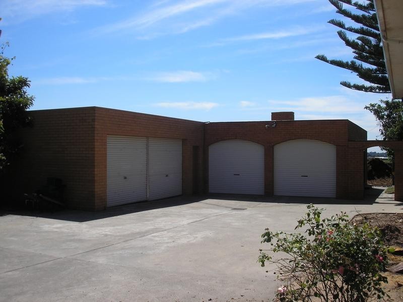 110 Clyde Fiveways Rd, Clyde VIC 3978