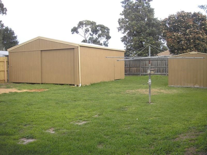 2 Evelyne Avenue, Cranbourne VIC 3977