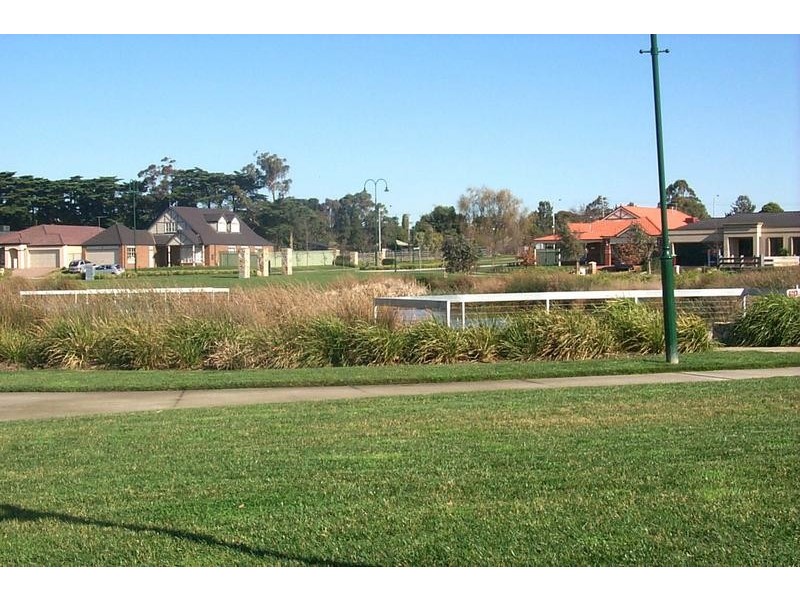 16 Masterton Place, Cranbourne East VIC 3977