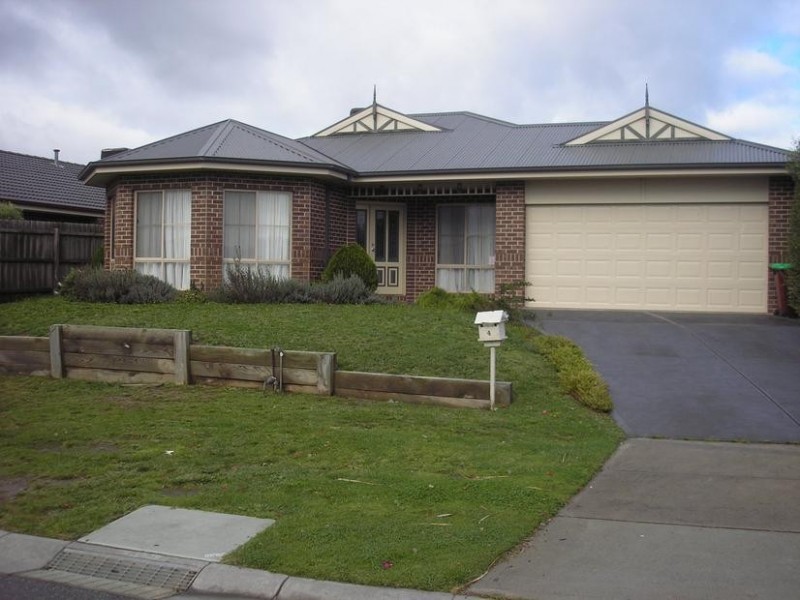 4 Durnoch Place, Cranbourne VIC 3977