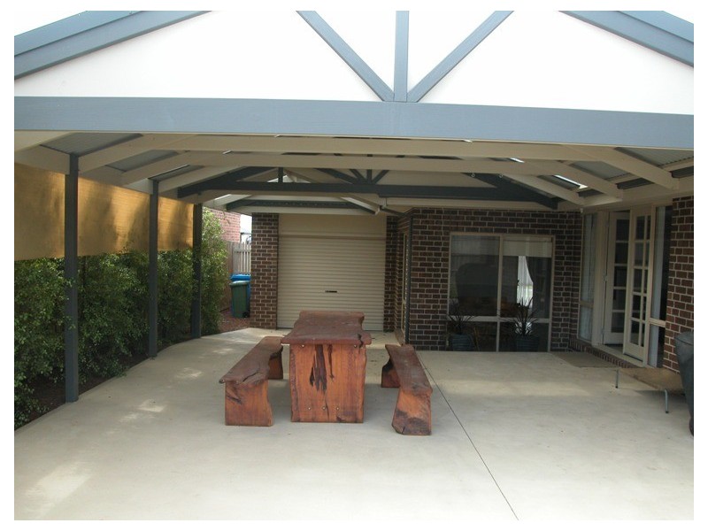 4 Durnoch Place, Cranbourne VIC 3977