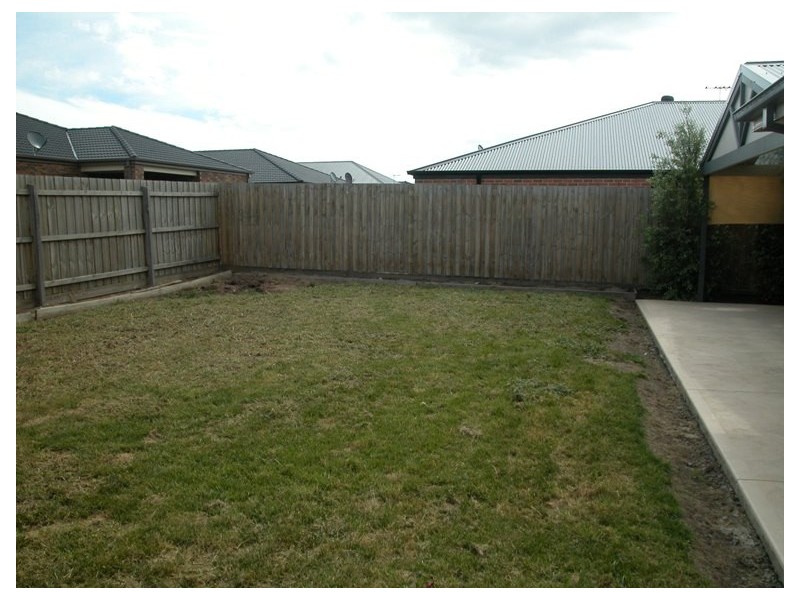 4 Durnoch Place, Cranbourne VIC 3977