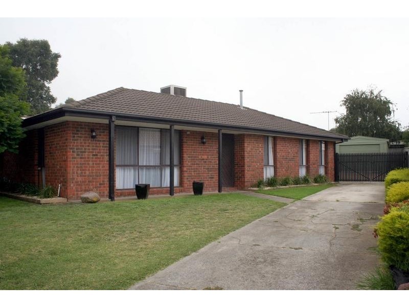 8 Arnott Street, Cranbourne North VIC 3977