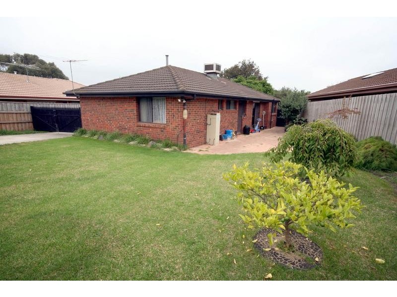 8 Arnott Street, Cranbourne North VIC 3977