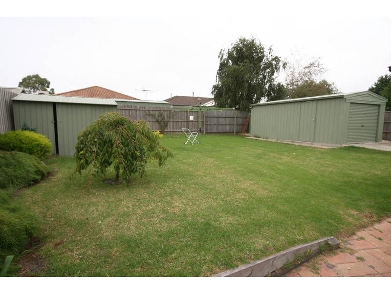 8 Arnott Street, Cranbourne North VIC 3977