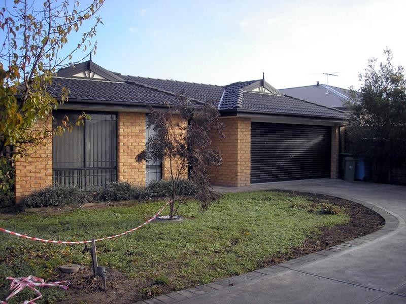 8 Essex Court, Cranbourne VIC 3977