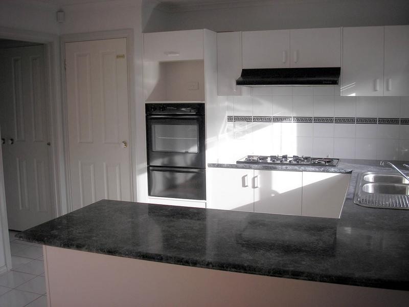 8 Essex Court, Cranbourne VIC 3977