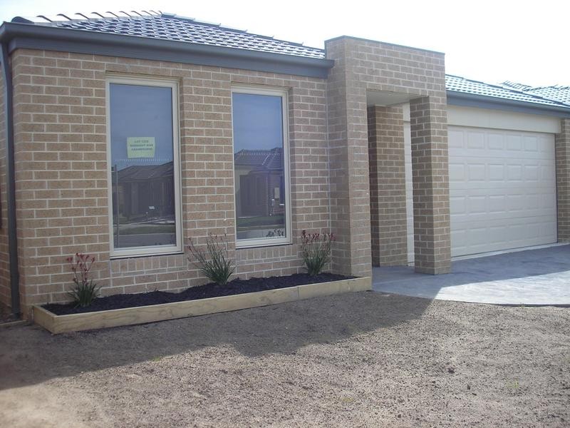 13 Midnight Rise, Cranbourne East VIC 3977