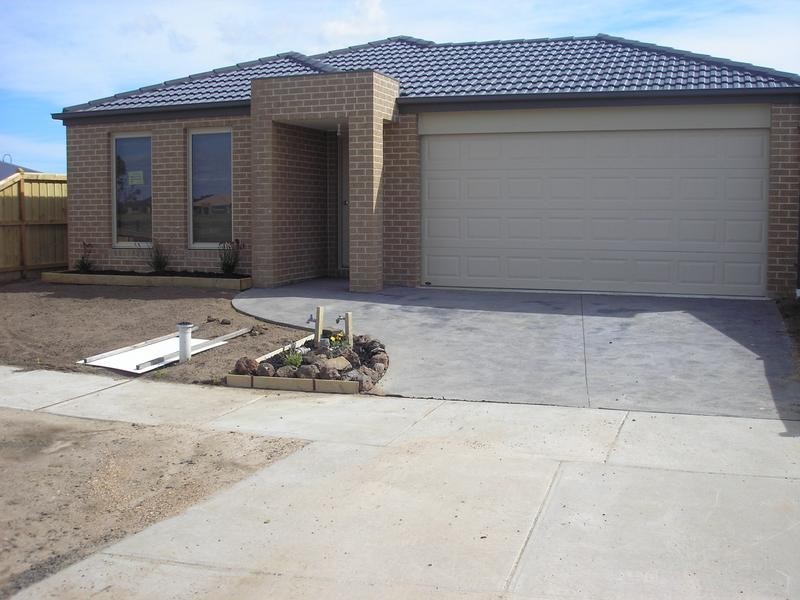 13 Midnight Rise, Cranbourne East VIC 3977