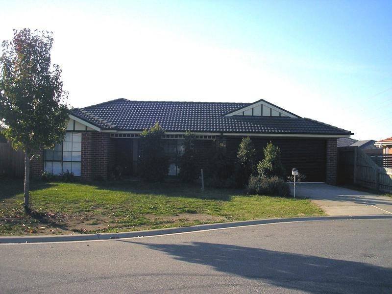 8 Parnell Court, Cranbourne VIC 3977