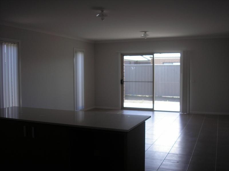 2 Tattle Grove, Cranbourne East VIC 3977