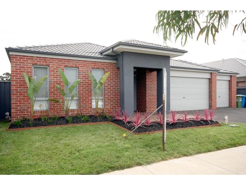 25 McCallum Drive, Cranbourne East VIC 3977