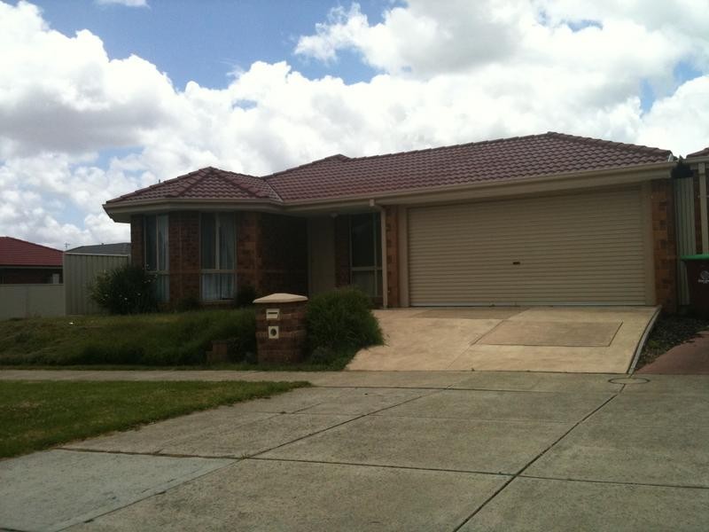 82 Scotsdale Drive, Cranbourne East VIC 3977