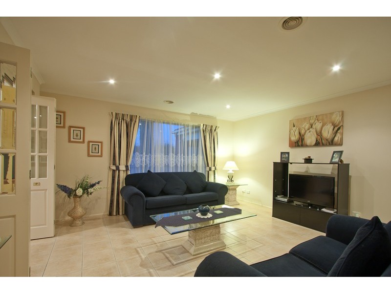 28 Eldershaw Drive, Lynbrook VIC 3975