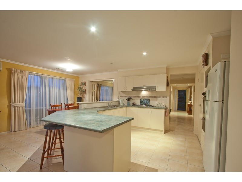 28 Eldershaw Drive, Lynbrook VIC 3975