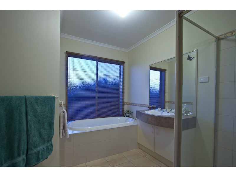 28 Eldershaw Drive, Lynbrook VIC 3975