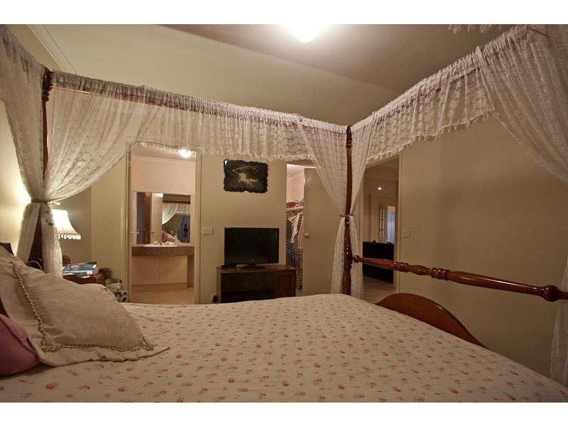 28 Eldershaw Drive, Lynbrook VIC 3975