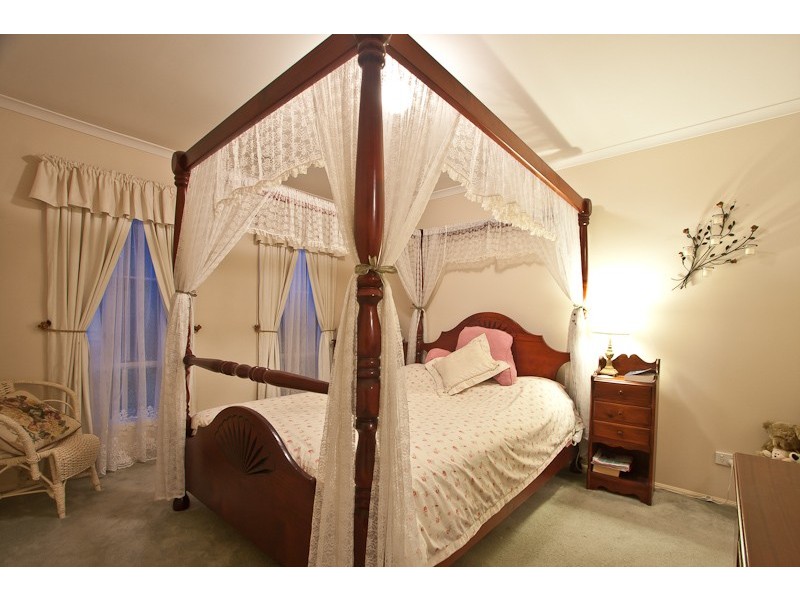 28 Eldershaw Drive, Lynbrook VIC 3975