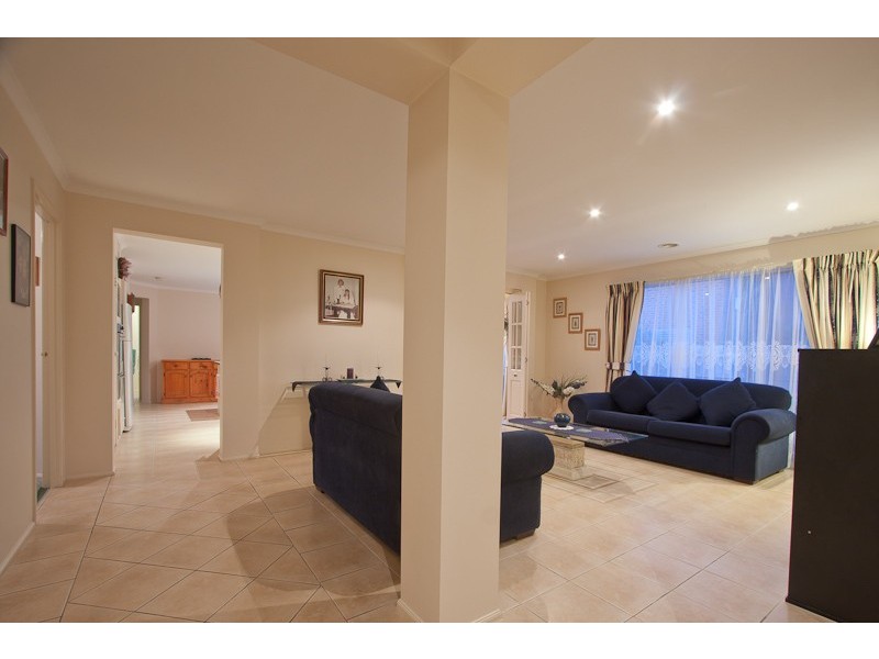 28 Eldershaw Drive, Lynbrook VIC 3975